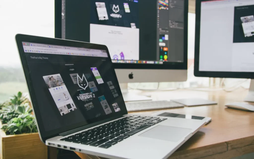 Diseño de sitios web mostrado en pantallas